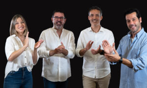 fotografía de empresa, miembros del equipo aplaudiendo